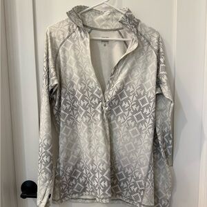 Nike women’s Gray and White Patterned Long Sleeve Shirt